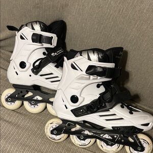 Men's/Youth White and Black Inline Skates